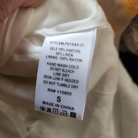 Lush size Small ruffled bottom shorts - Picture 4 of 8